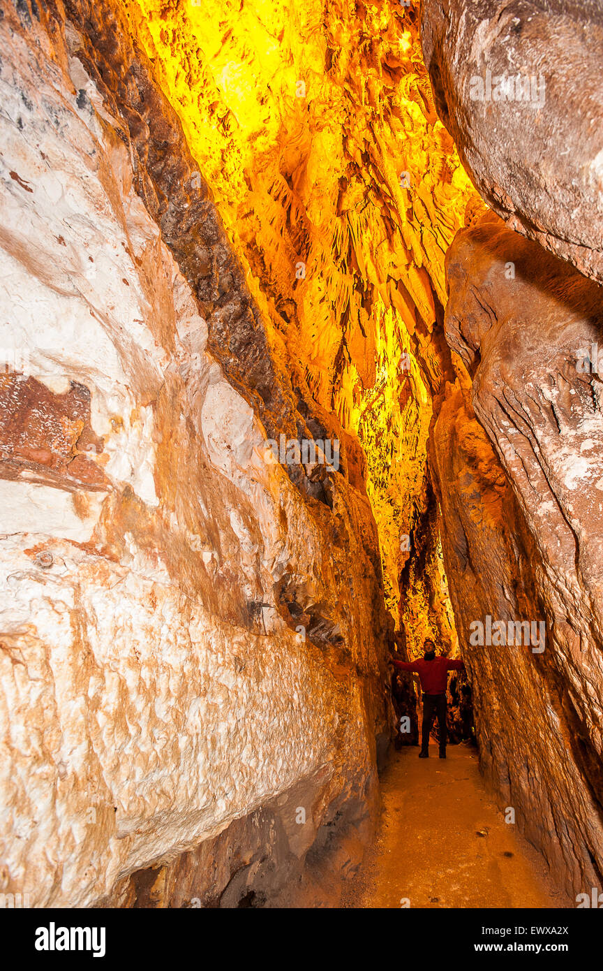 Italie Pouilles Castellana Grotte --Le spéléologue Sergio Carpinelli par le corridor du désert Banque D'Images