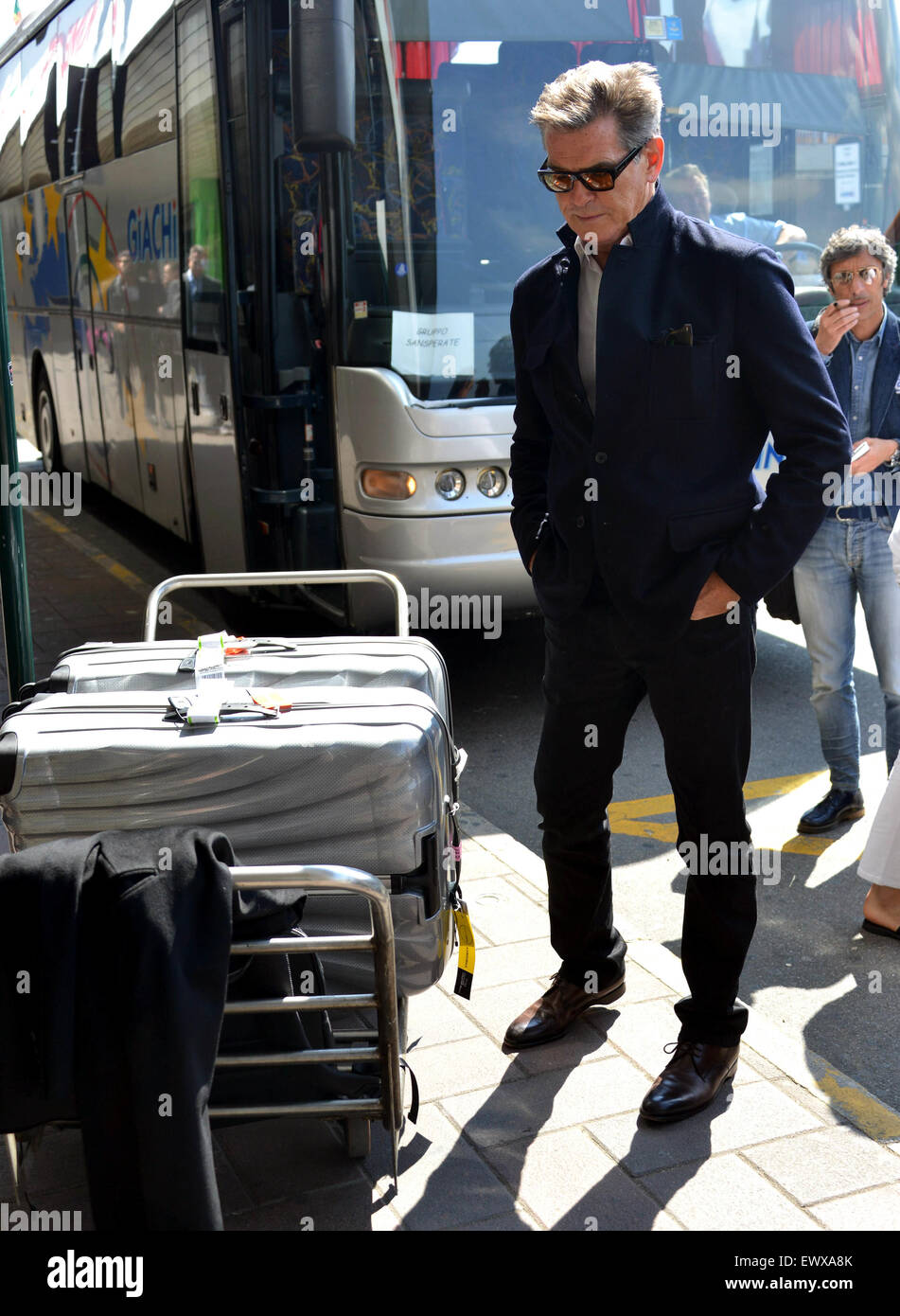 Pierce Brosnan arrive à Milan, Italie. L'ancienne star de James Bond s'arrête à l'extérieur et pose avec les fans lors de l'attente pour le transport à l'aéroport. Avec : Pierce Brosnan Où : Milan, Italie Quand : 30 Avr 2015 Banque D'Images