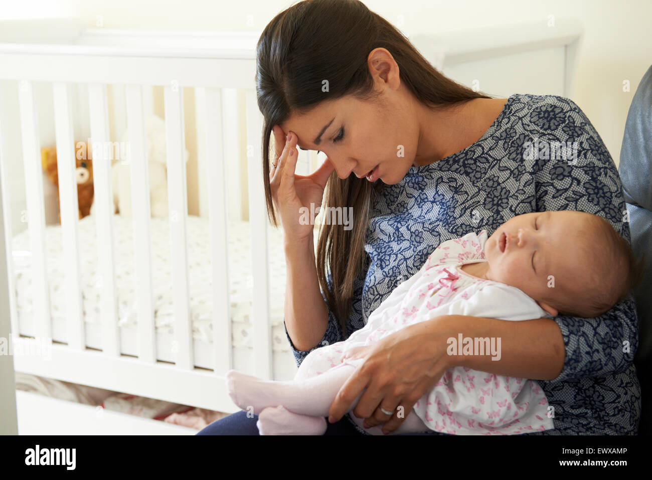 Fatigué mère souffrant de dépression post-natale Banque D'Images