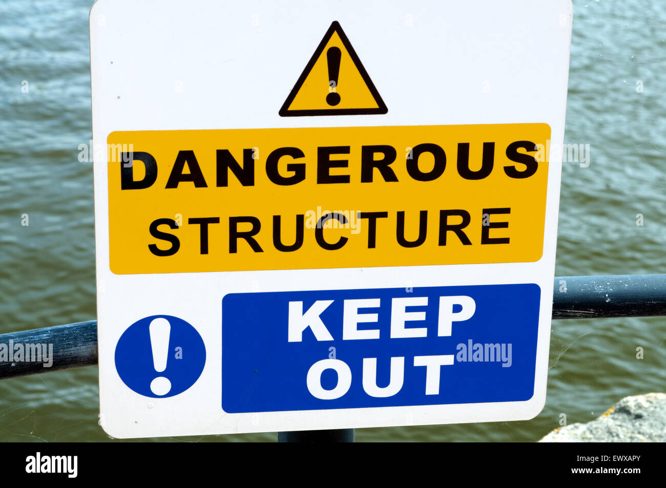 Le signe de danger, bassin Roath, la baie de Cardiff, Cardiff, Pays de Galles, Royaume-Uni. Banque D'Images