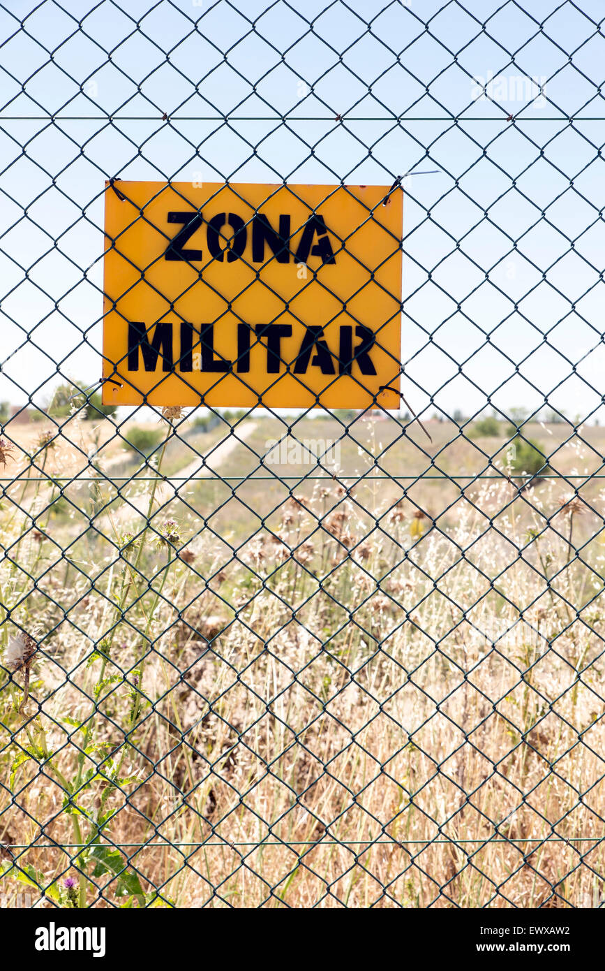 Zone militaire pancarte sur une clôture Banque D'Images