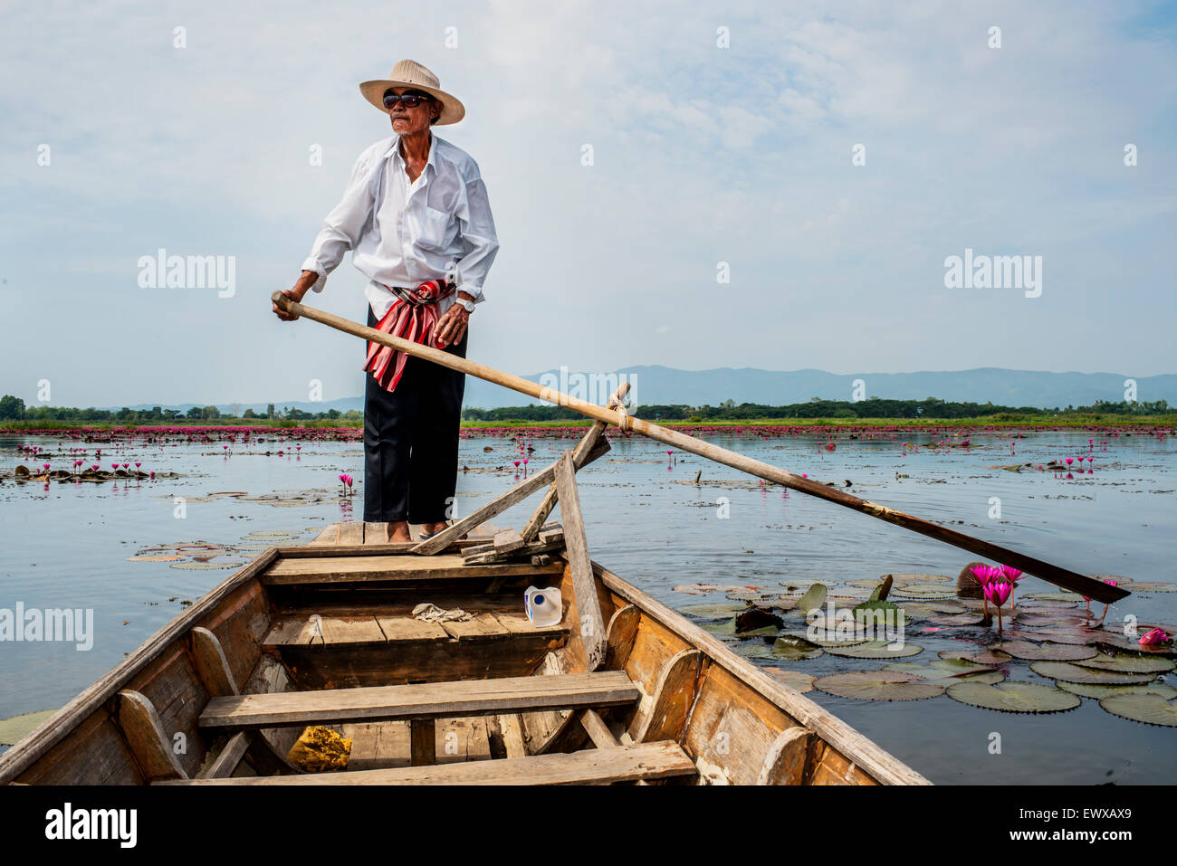 Batelier sur le lac Phayao, en Thaïlande, en Asie. Banque D'Images