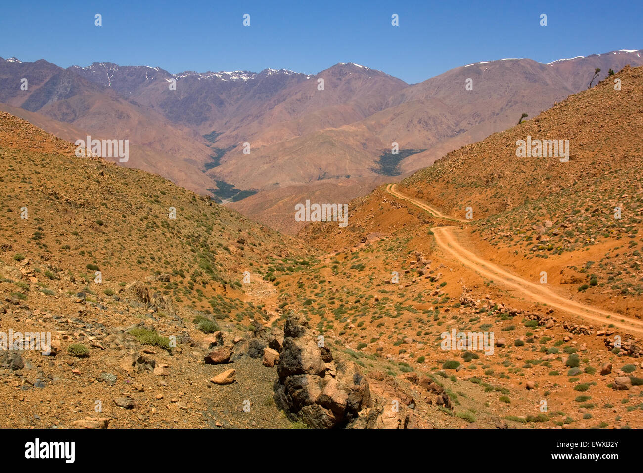 Route de gravier de montagne dans le Haut Atlas Banque D'Images