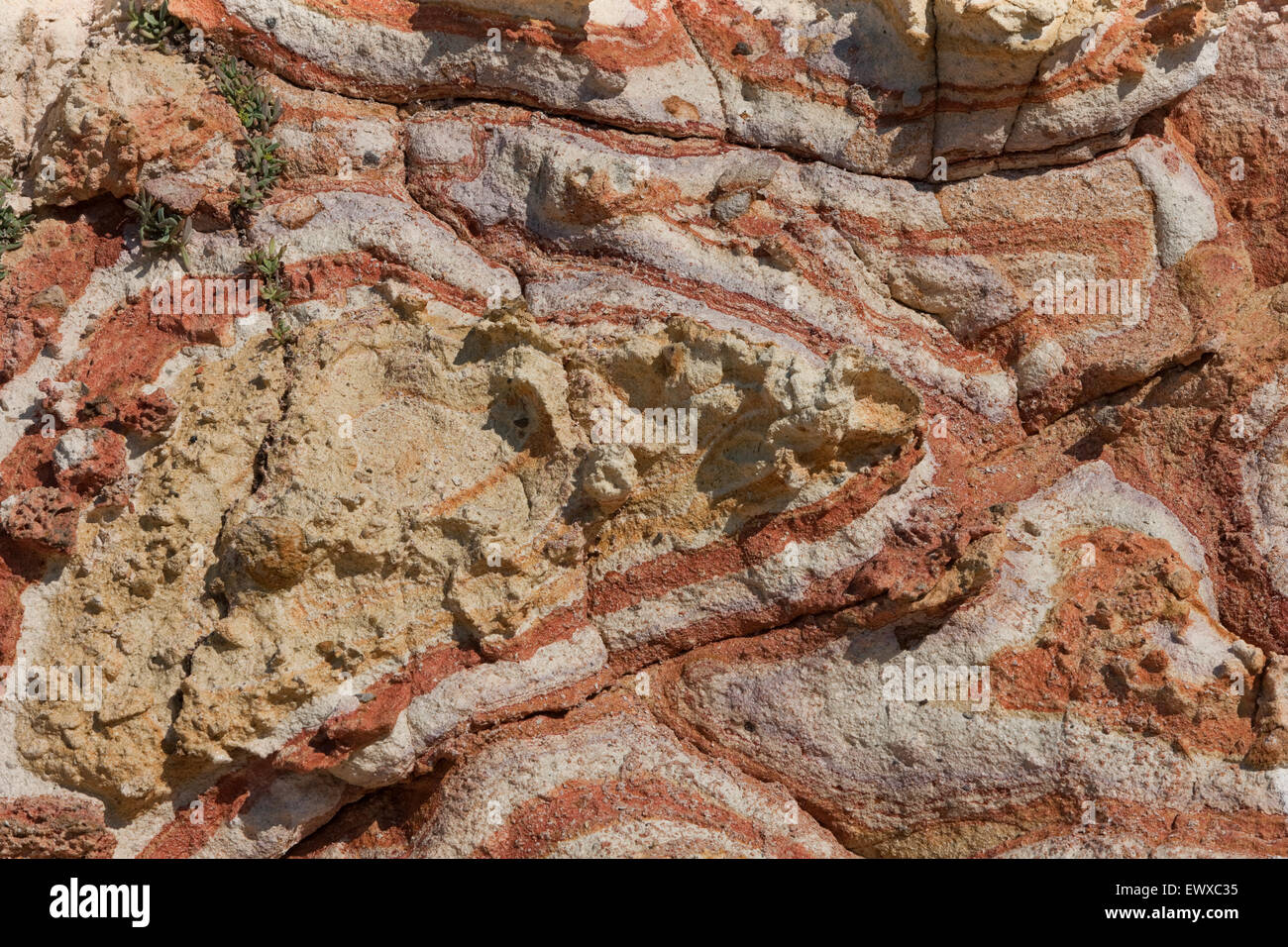 La formation de la roche volcanique au hasard à bandes de couleur azur, Asprokavos Fanaraki, Moudros Moudros, ville // l'île de Lemnos limnos, Grèce Banque D'Images