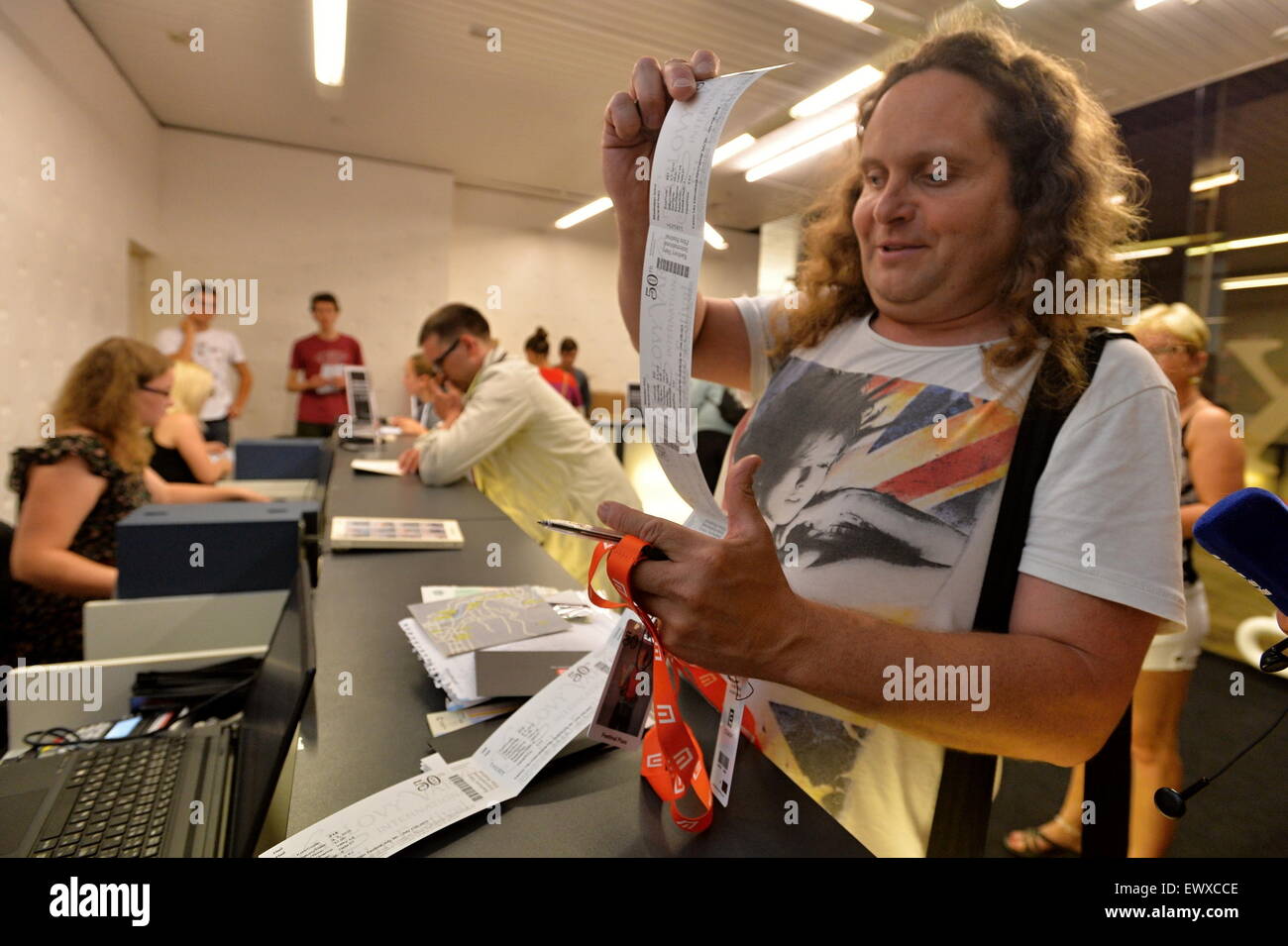 Les billets pour le 50e Festival International du Film de Karlovy Vary a été lancé à l'Hôtel Thermal le 2 juillet 2015, République tchèque. (Photo/CTK Pavel Nemecek) Banque D'Images