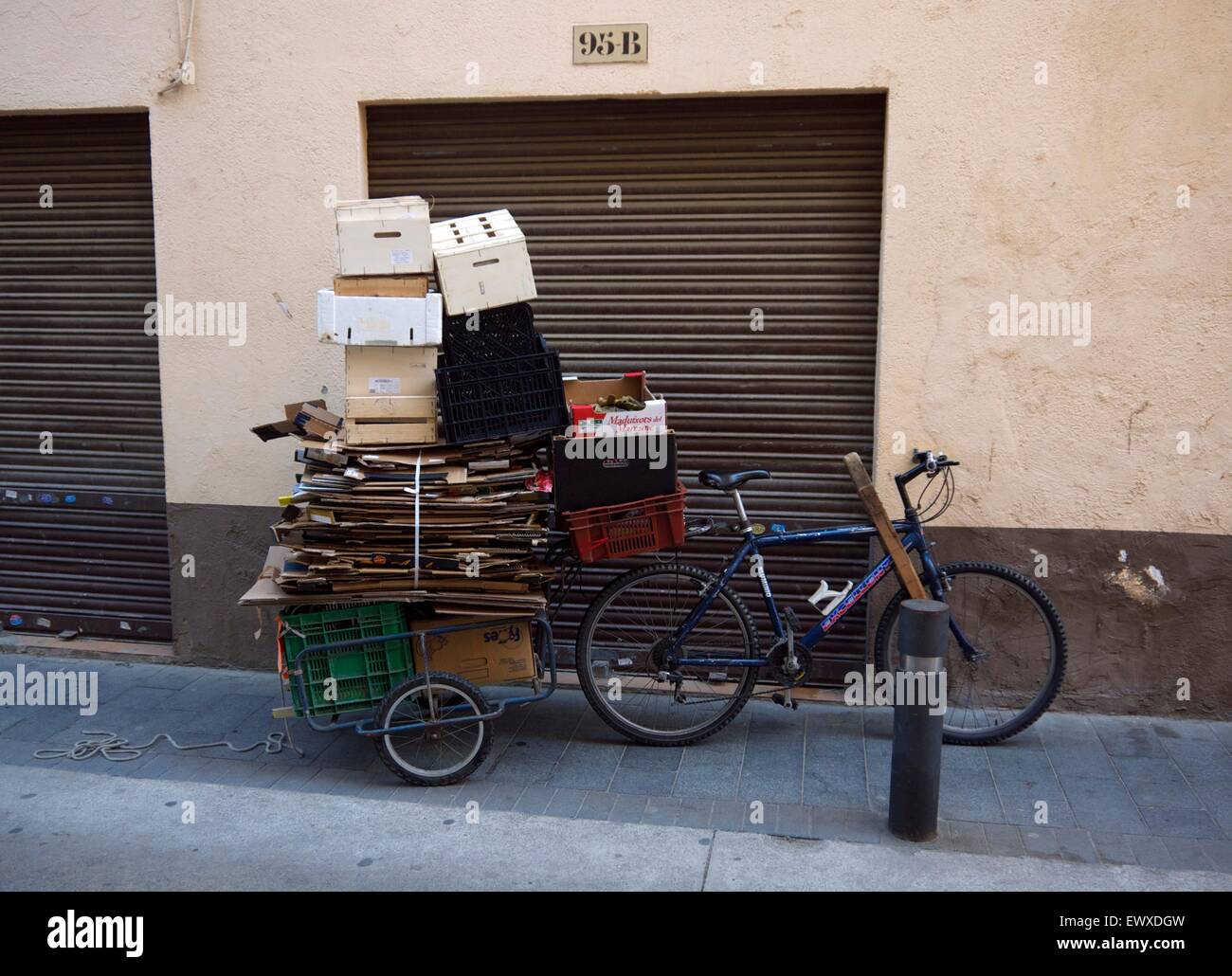 Location d'une remorque transportant un grand nombre de boîtes de carton pliées et les boîtes pleines de produire Banque D'Images