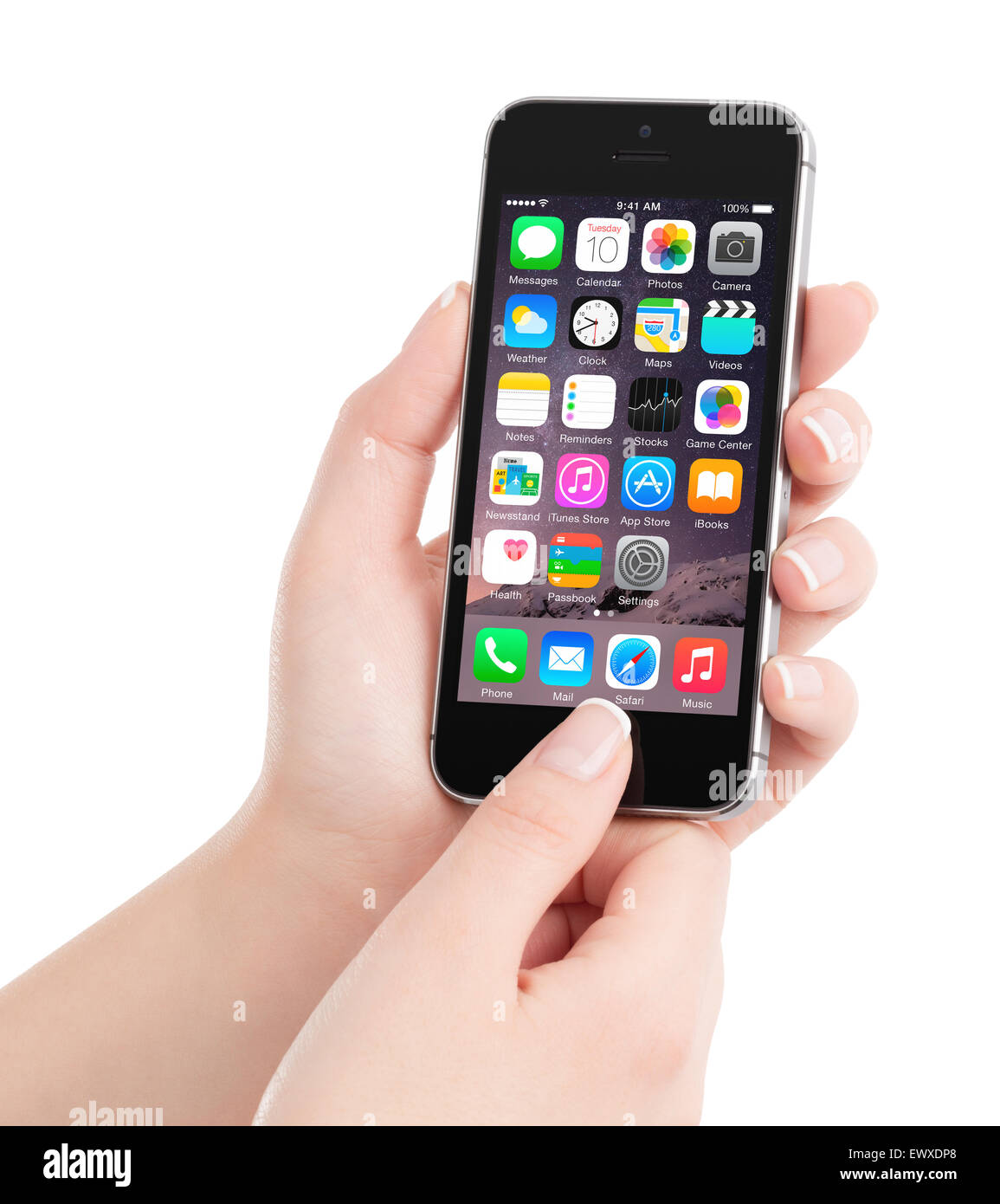 Varna, Bulgarie - Décembre 07, 2013 : Female hands holding Espace Apple iPhone 5S gris avec système d'exploitation mobile iOS 8 Banque D'Images