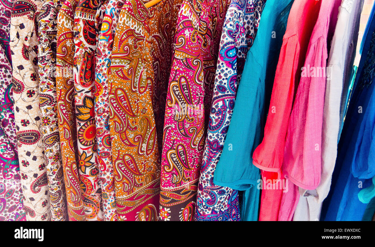 Beaucoup de robes d'été en différentes couleurs Banque D'Images
