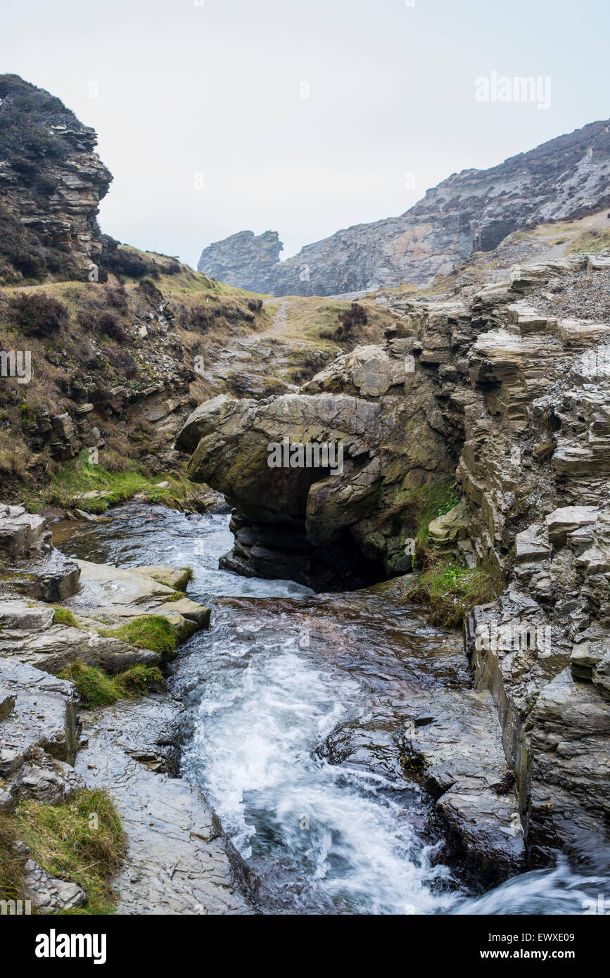 Rocky Creek côtière avec un ruisseau à l'océan Atlantique Nord à Cornwall Banque D'Images