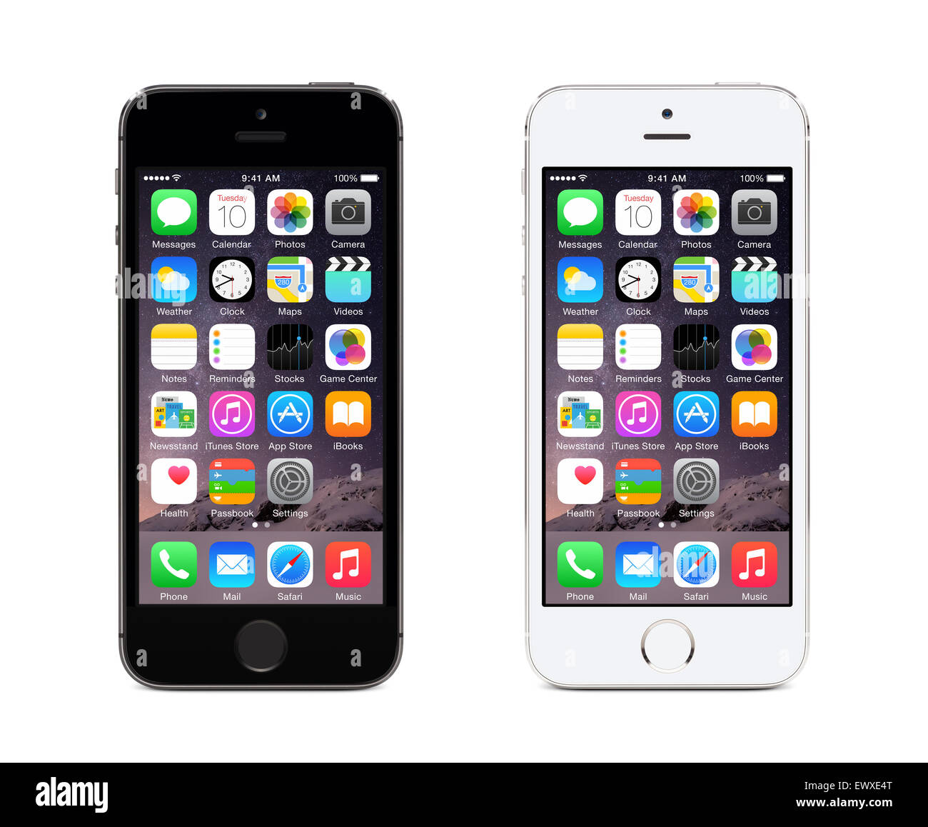 Varna, Bulgarie - Décembre 08, 2013 : l'espace gris et argent Apple iPhone 5S iOS 8, l'affichage du système d'exploitation mobile. Banque D'Images