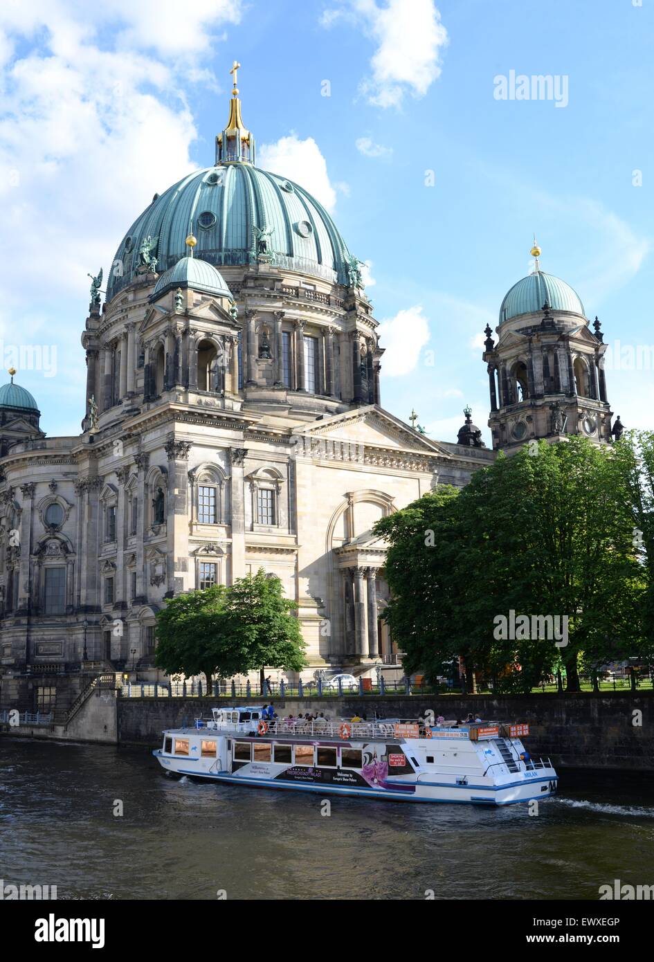 Touristes sur un bateau de plaisance sur la Spree passant par la cathédrale de Berlin, Allemagne Banque D'Images