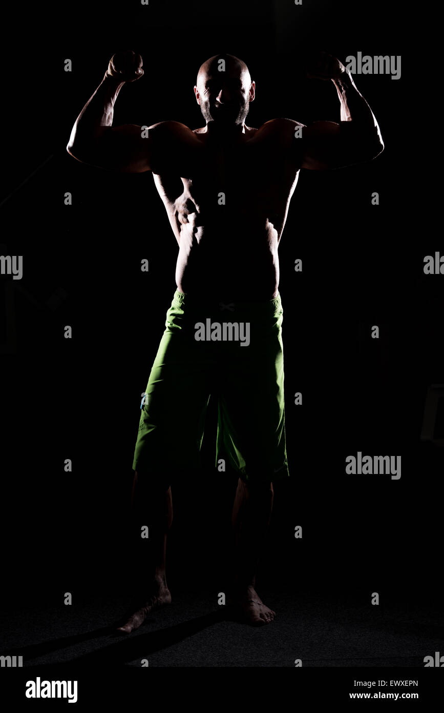 Siluet Man Flexing Muscles musculaire Banque D'Images