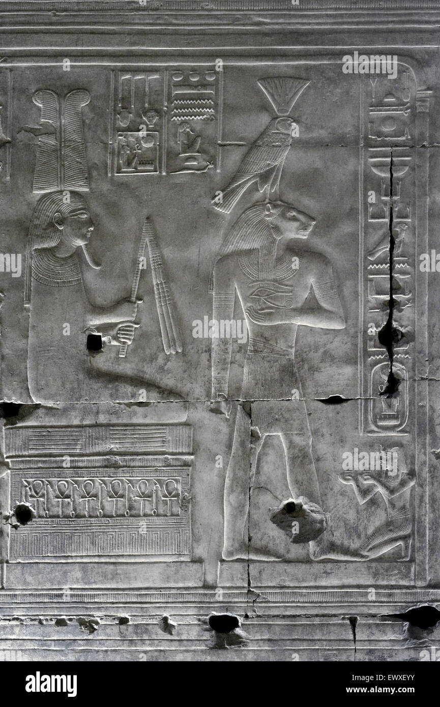 Abydos,l'Égypte, le temple funéraire du pharaon Seti I, Menmaatra, (XIX° dyn. 1321-1186 avant J.-C.).Deux divinités Banque D'Images