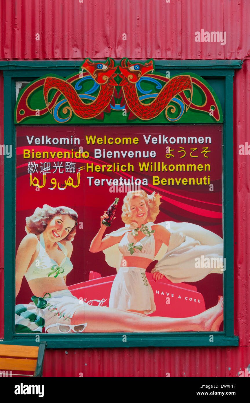 Plusieurs langues sur un restaurant sign dans le centre de Reykjavik en Islande Banque D'Images