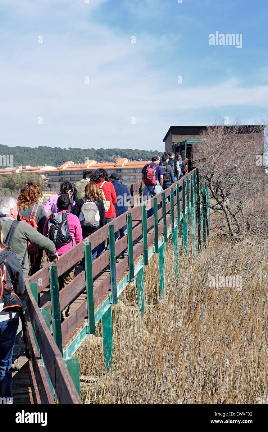 Les gens qui vont dans un observatoire d'oiseaux dans le Montgrí, Îles Medes et Baix Ter Parc Naturel. Girona. La Catalogne. L'Espagne. Banque D'Images