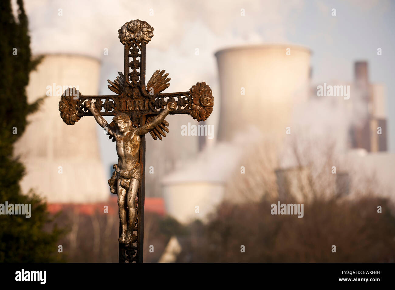 DEU, l'Allemagne, en Rhénanie du Nord-Westphalie, Bergheim, cimetière, dans l'arrondissement d'Auenheim, dans l'arrière-plan le brown coal power statio Banque D'Images