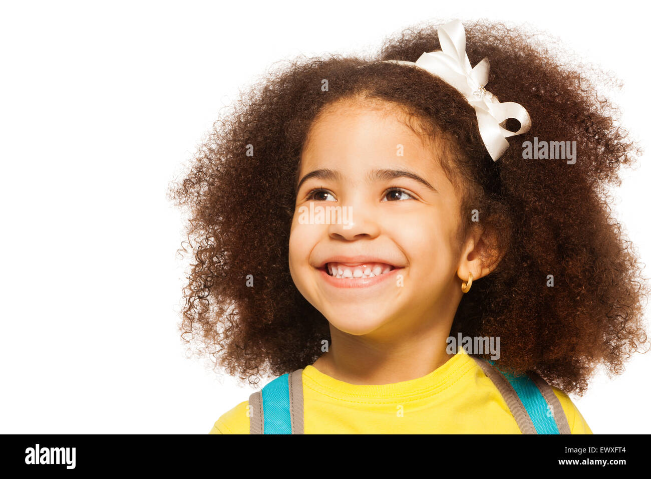 Cheerful African girl wearing arc blanc dans les cheveux Banque D'Images