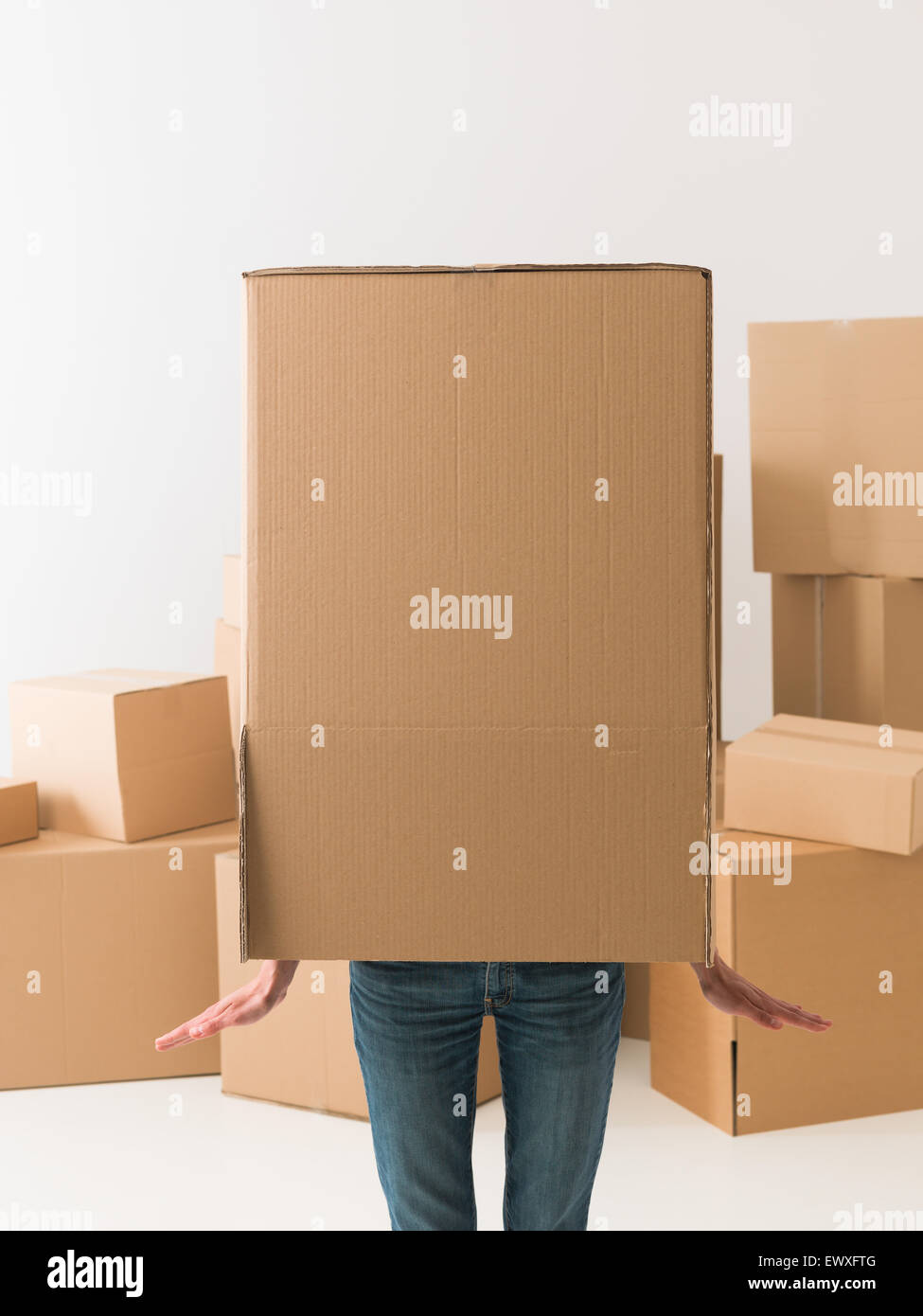 Demenagement Dans La Nouvelle Maison Femme S Amusant De Se Cacher Dans La Boite En Carton Photo Stock Alamy