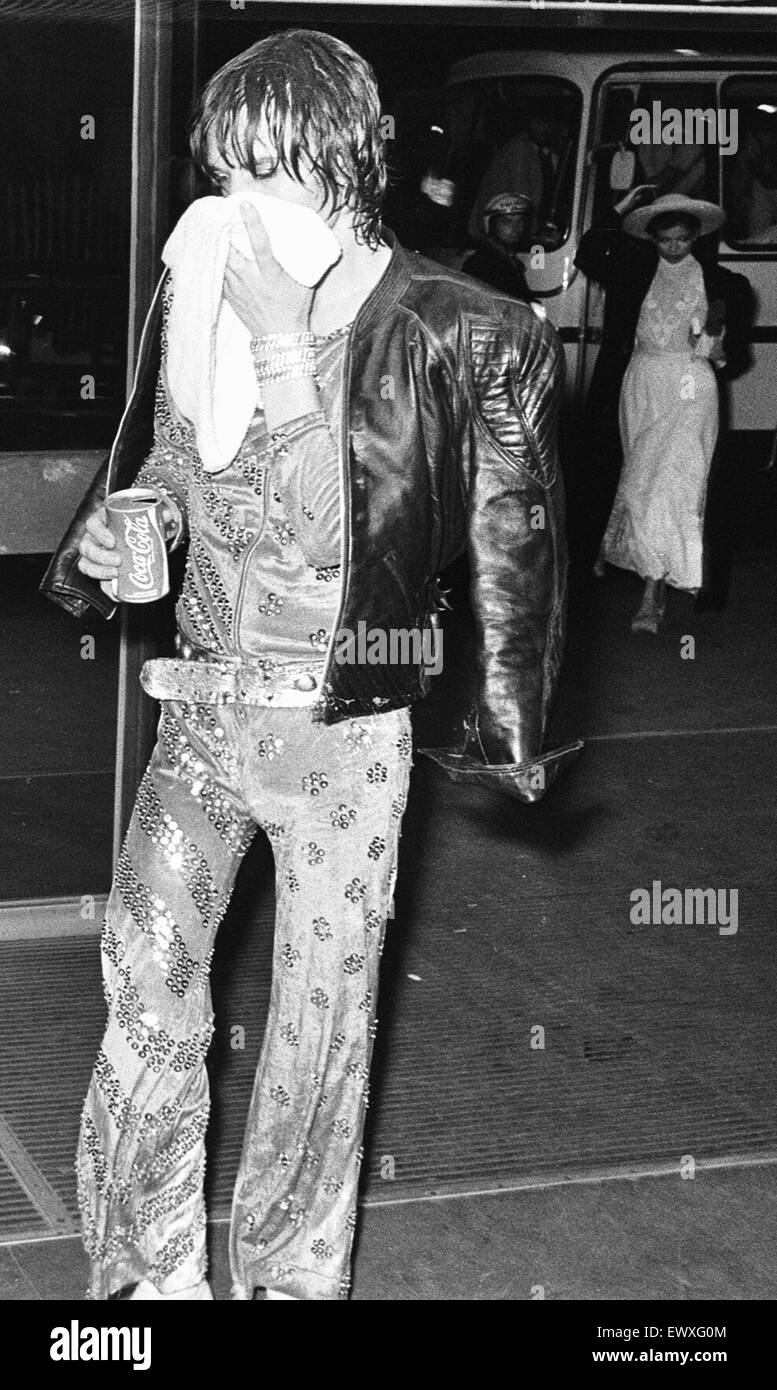 Mick Jagger des Rolling Stones arrivant à l'odéon New Street, Birmingham avant cette soirée concert. Bianca Jagger peut être vu quitter l'autobus de tournée dans l'arrière-plan 19 Septembre, 1973 Banque D'Images