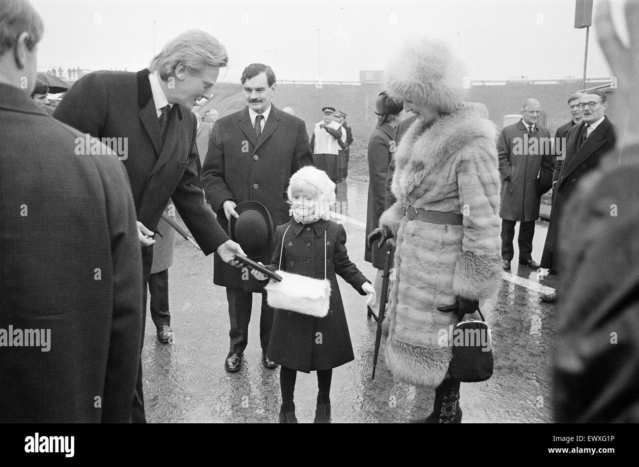 Ouverture officielle de l'autoroute M4 par la jeune ministre conservateur Michael Heseltine, député de Laval, le 28 décembre 1971. Avec la section anglaise de l'autoroute la plus achevée. A 50 milles (80 km) entre les échangeurs 9 et 15 (Maidenhe Banque D'Images