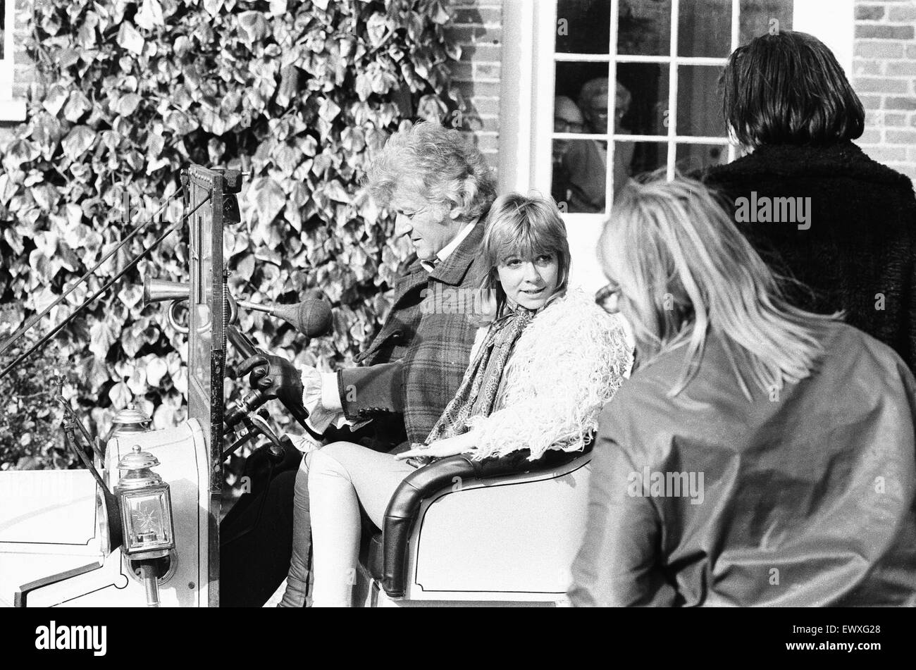 Jon Pertwee que Dr Qui et Katy Manning comme Jo Grant vu ici avec Bessie le médecin voiture Roadster édouardienne pendant le tournage de "Le Temps des monstres à Swallowfield Park dans le Berkshire. 4 avril 1972 Banque D'Images