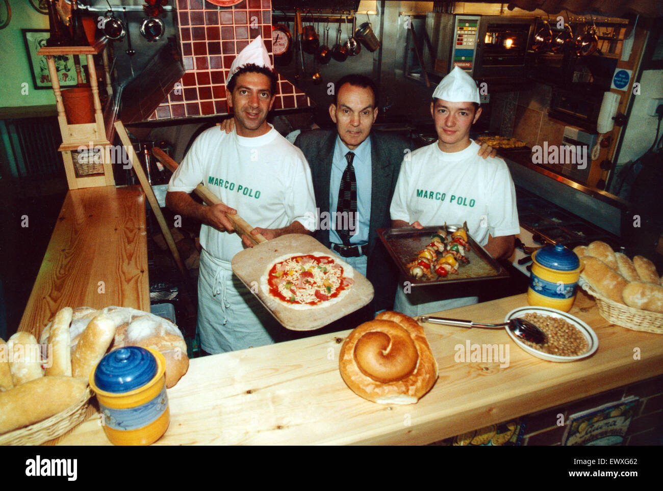 Propriétaire de Restaurant Italien Marco Polo Matteo (centre) avec le personnel Pino (à gauche) et Gary (à droite). 14 octobre 1997. Banque D'Images