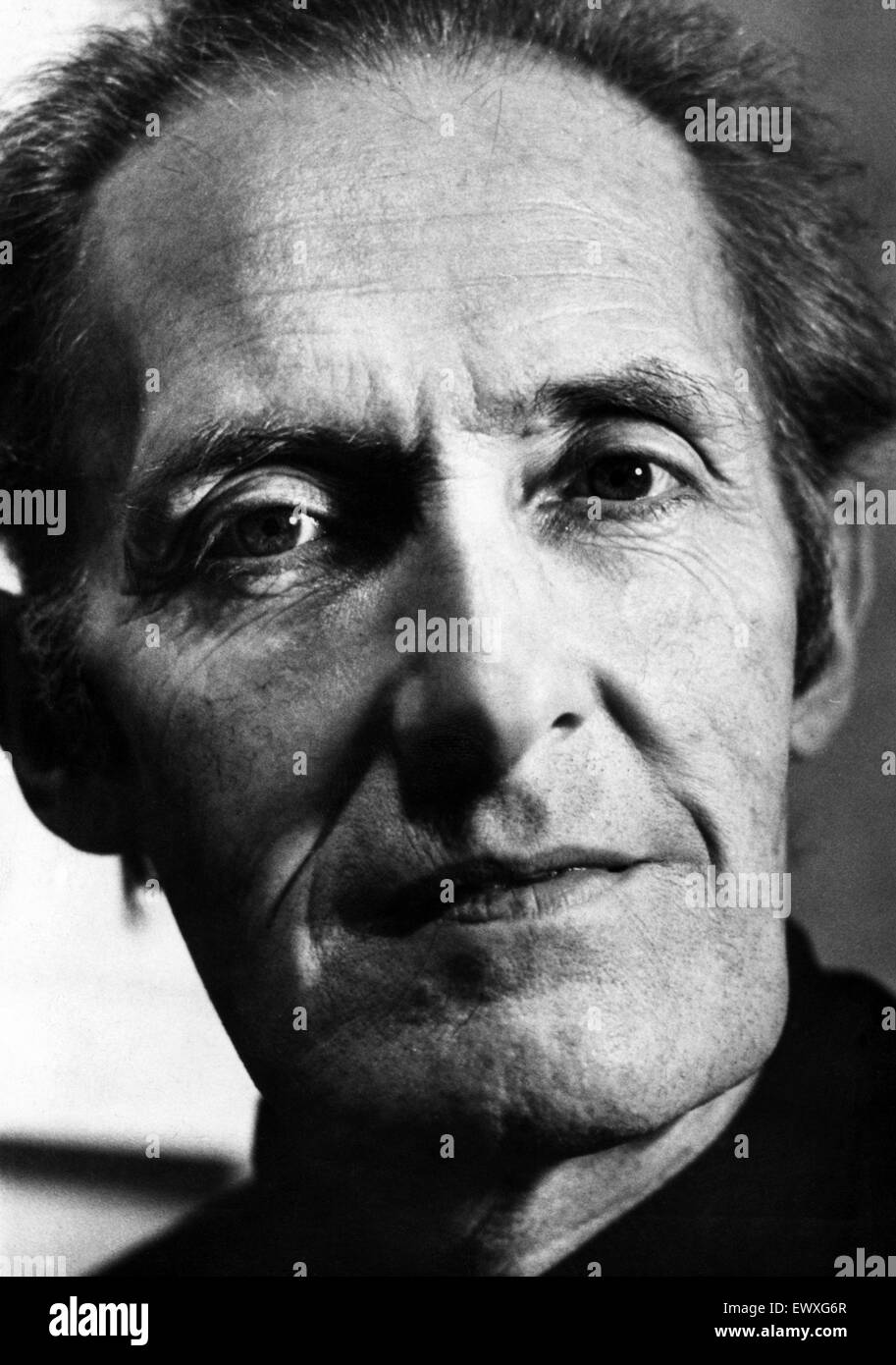 John Petts, concepteur de vitraux, de la fenêtre de galles pour New York, photographié vers 1973. Le vitrail, a été financé par des dons provenant de la population du pays de Galles, pour remplacer un shattered dans l'explosion d'une bombe à l'Église baptiste de Birming Banque D'Images