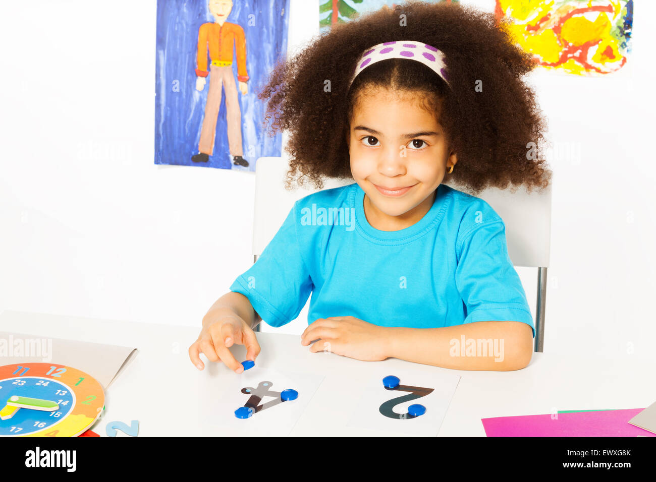 Cute girl africaine apprendre des numéros avec des crédits Banque D'Images Cute girl africaine apprendre des numéros avec des crédits Banque D'Images