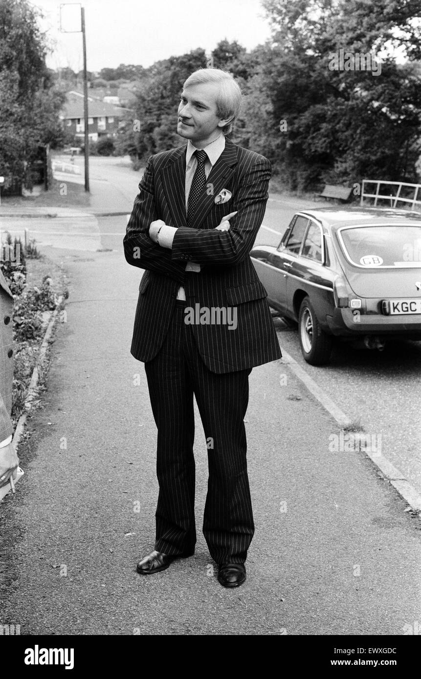 Harvey Proctor, 34 ans député de Basildon, Essex, parler aux journalistes à l'extérieur de son domicile à Senlis, dans l'Essex. Il est allégué qu'un M. John Woods a rompu ses pères à la maison après qu'il avait rompu une relation avec M. Proctor. M. Proctor a refusé l'alleg Banque D'Images