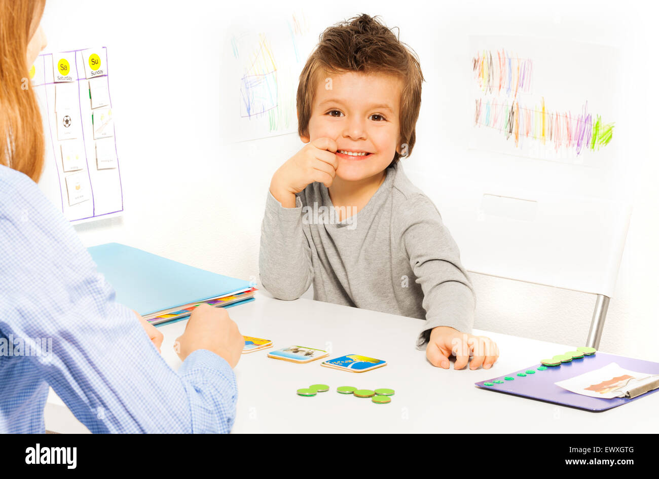 Smiling boy joue les cartes de jeu avec Banque D'Images