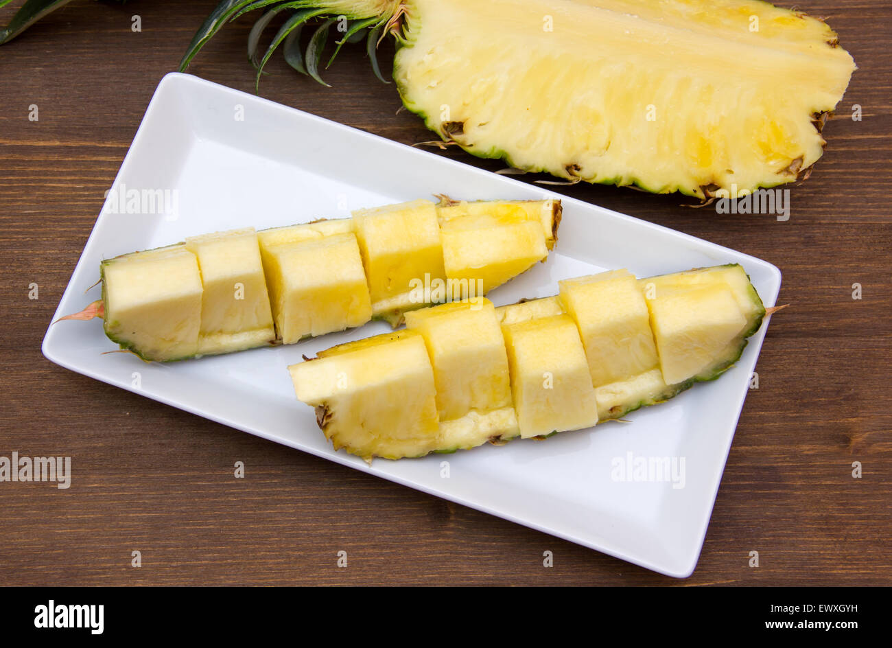 Tranche d'ananas coupe sur table en bois vu de dessus Banque D'Images