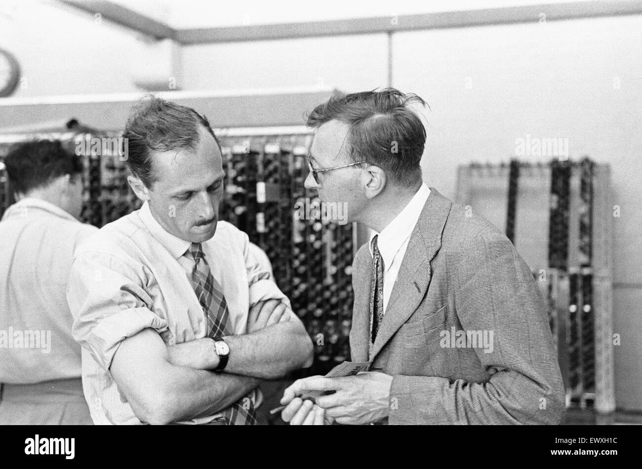 Daily Mirror Ruggles fonctionnalité sur le l'équipe au National Physical Laboratory, Teddington, développer le moteur de calcul automatique appelé le pilote ACE. Le pilote a couru son premier programme ACE le 10 mai 1950 et a été montré à la presse en décembre 20 01 Banque D'Images