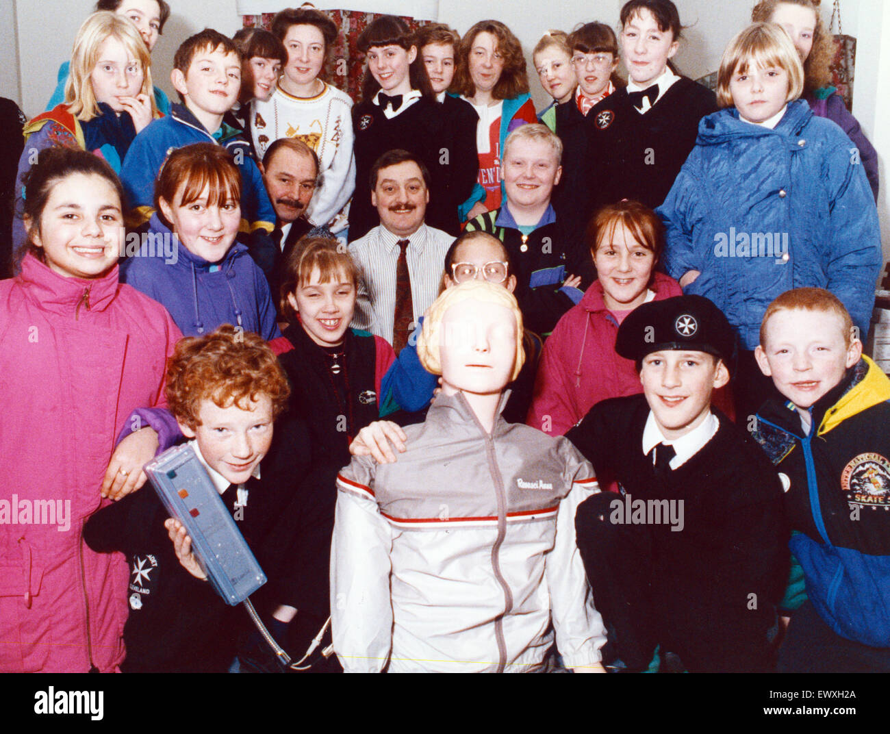 St Johns Ambulance Division Cadet dans Easton recevoir une unité de réanimation au cours d'une présentation à son siège social de High Street, Tschagguns, lundi 9 décembre 1991. Banque D'Images