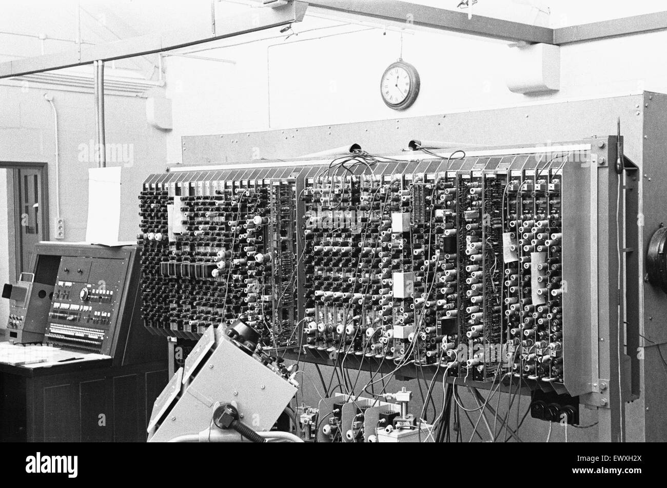 Daily Mirror Ruggles fonctionnalité sur le l'équipe au National Physical Laboratory, Teddington, développer le moteur de calcul automatique appelé le pilote ACE. Le pilote a couru son premier programme ACE le 10 mai 1950 et a été montré à la presse en décembre 20 01 Banque D'Images