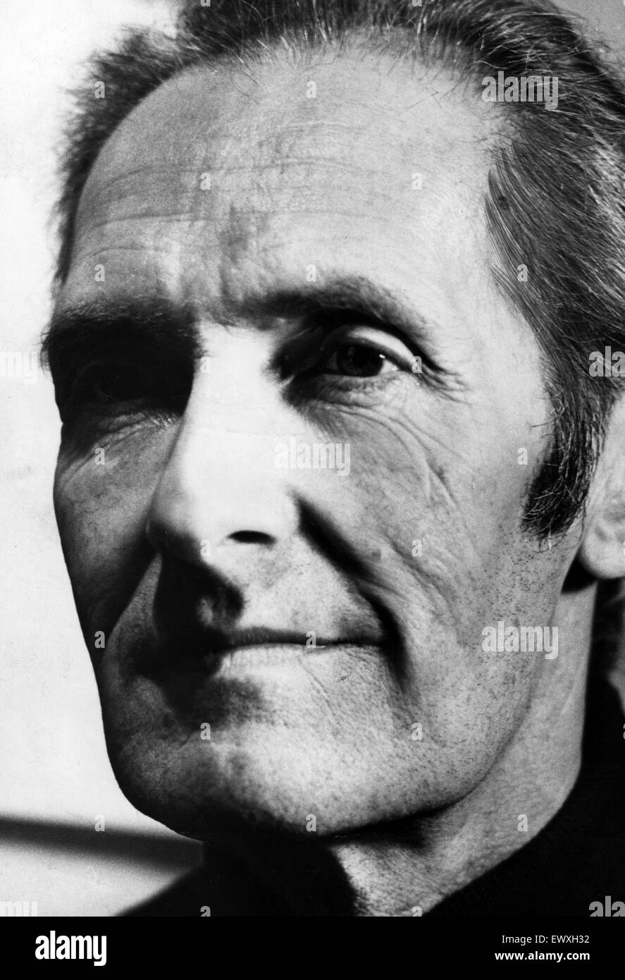 John Petts, concepteur de vitraux, de la fenêtre de galles pour New York, photographié vers 1973. Le vitrail, a été financé par des dons provenant de la population du pays de Galles, pour remplacer un shattered dans l'explosion d'une bombe à l'Église baptiste de Birming Banque D'Images