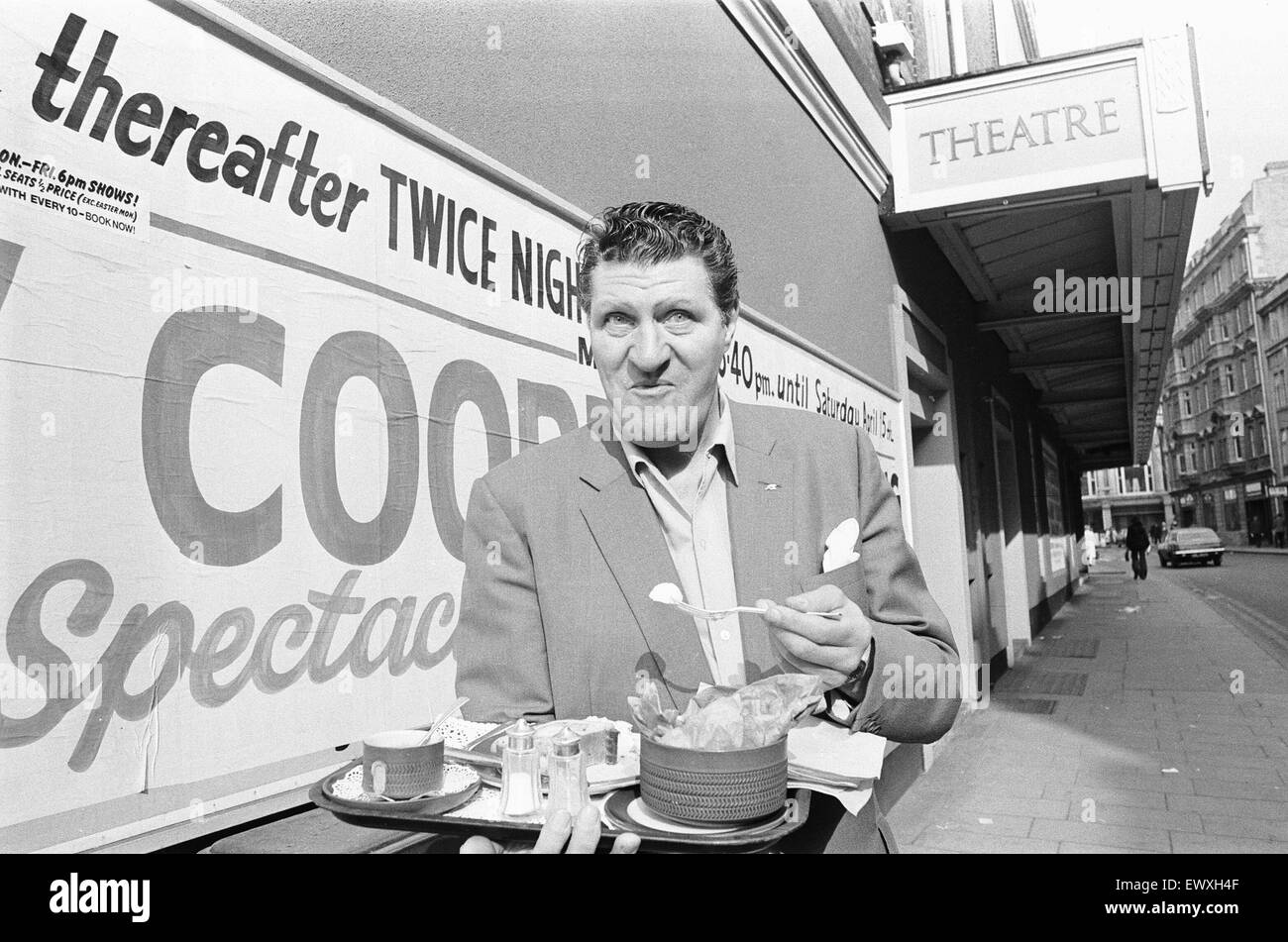 Tommy Cooper vu ici de prendre le petit déjeuner à l'extérieur du nouveau théâtre, Oxford, pour promouvoir son nouveau spectacle sur scène. 22 Mars 1972 Banque D'Images