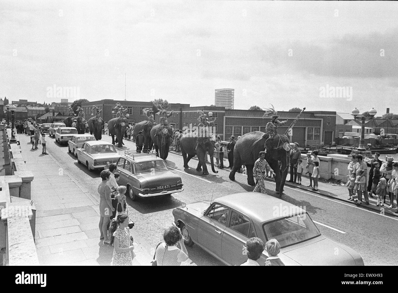 Billy Smart's Circus, dès qu'une ligne régulière en vue Hills Prairie, fait une lecture spectacle dramatique lorsque ses plus grands participants sont arrivés en train. Ses artistes de l'éléphant est arrivé à la station de lecture général en août 1970 et ont défilé leur chemin vers le haut de la colline de la station, Banque D'Images