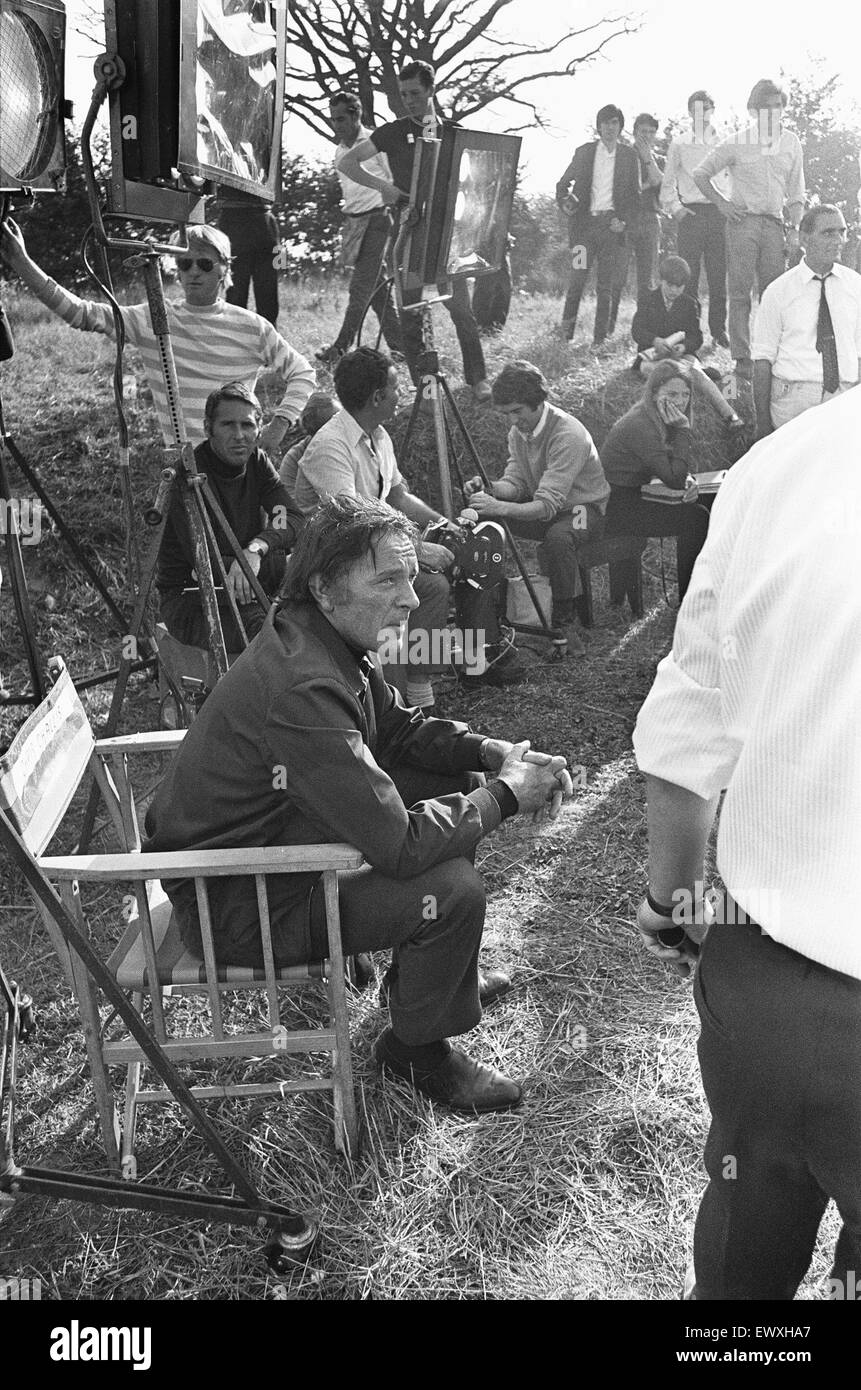 Richard Burton entre prend pendant le tournage de "l'emplacement de Bandit' . La distribution et l'équipe où à l'usine de verre de Eaton Clark sur la zone industrielle sud, Bracknell pour filmer une scène de snatch les salaires. Octobre 1970 Banque D'Images