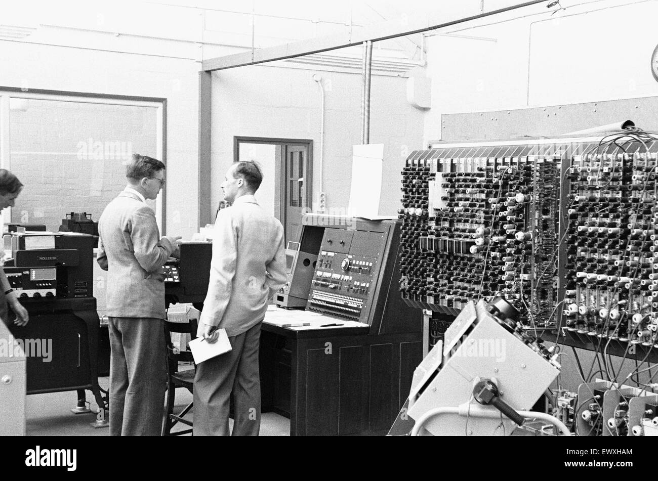 Daily Mirror Ruggles fonctionnalité sur le l'équipe au National Physical Laboratory, Teddington, développer le moteur de calcul automatique appelé le pilote ACE. Le pilote a couru son premier programme ACE le 10 mai 1950 et a été montré à la presse en décembre 20 01 Banque D'Images
