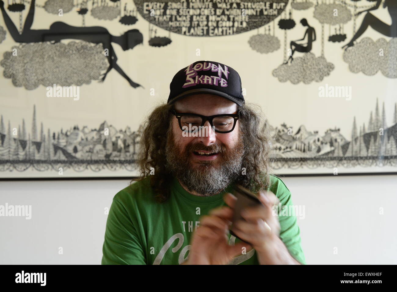 Artiste Rob Ryan est montré à Yorkshire Sculpture Park avec certains de ses travaux. Photo : Scott Bairstow/Alamy Banque D'Images