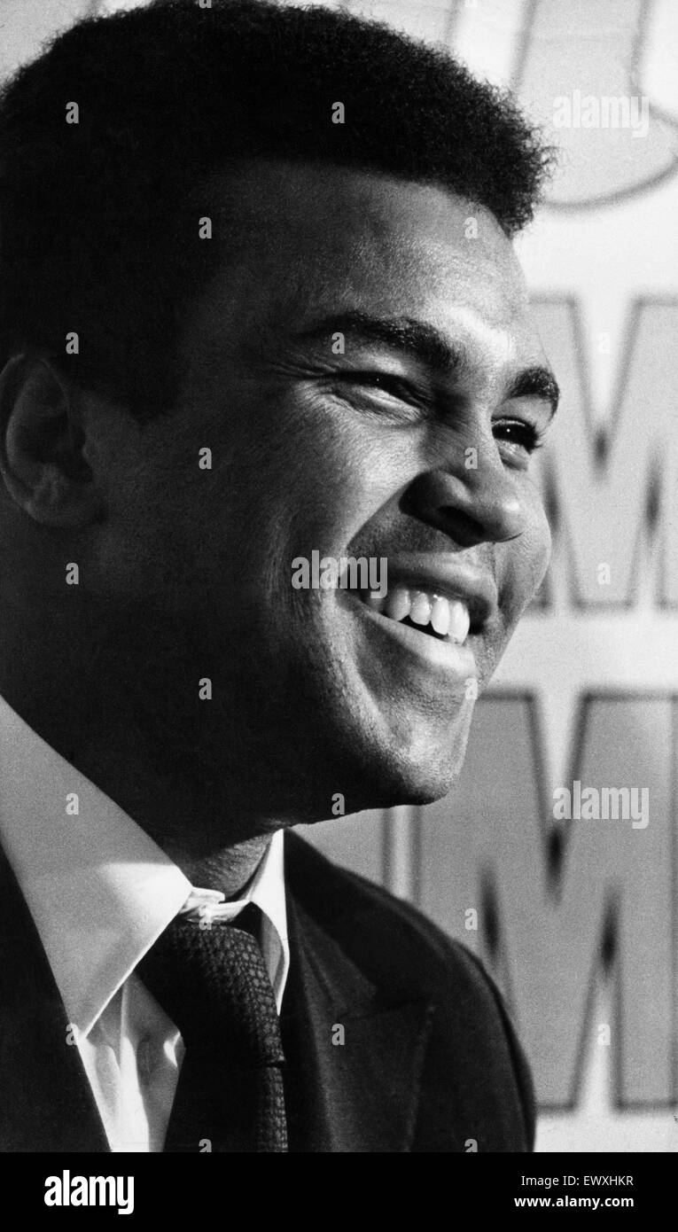 Muhammad Ali visite le co-op et la gare de Birmingham New Street durant sa tournée de promotion pour l'Ovaltine avant d'accueillir une conférence de presse à l'Albany. 13 octobre 1971. Banque D'Images