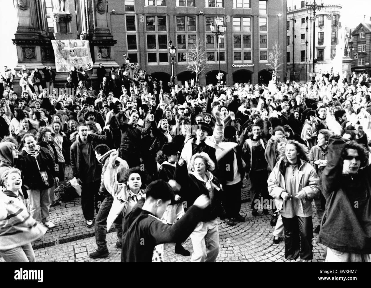 Des centaines de manifestants tiennent une grande partie de l'acid house à Albert Square, Manchester pour protester contre la police harrasment de leurs rassemblements. Février 1990. Banque D'Images