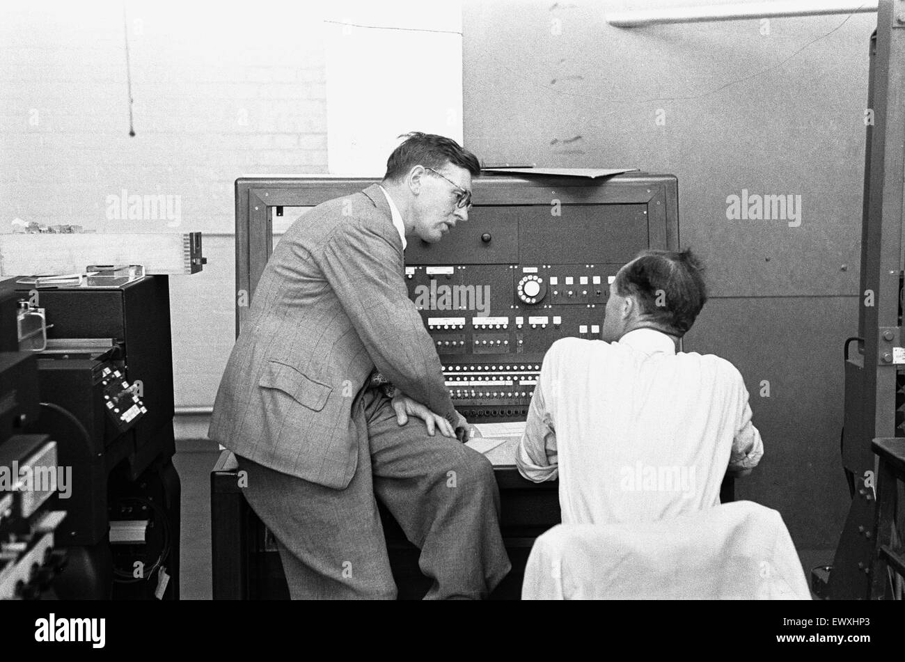 Daily Mirror Ruggles fonctionnalité sur le l'équipe au National Physical Laboratory, Teddington, développer le moteur de calcul automatique appelé le pilote ACE. Le pilote a couru son premier programme ACE le 10 mai 1950 et a été montré à la presse en décembre 20 01 Banque D'Images