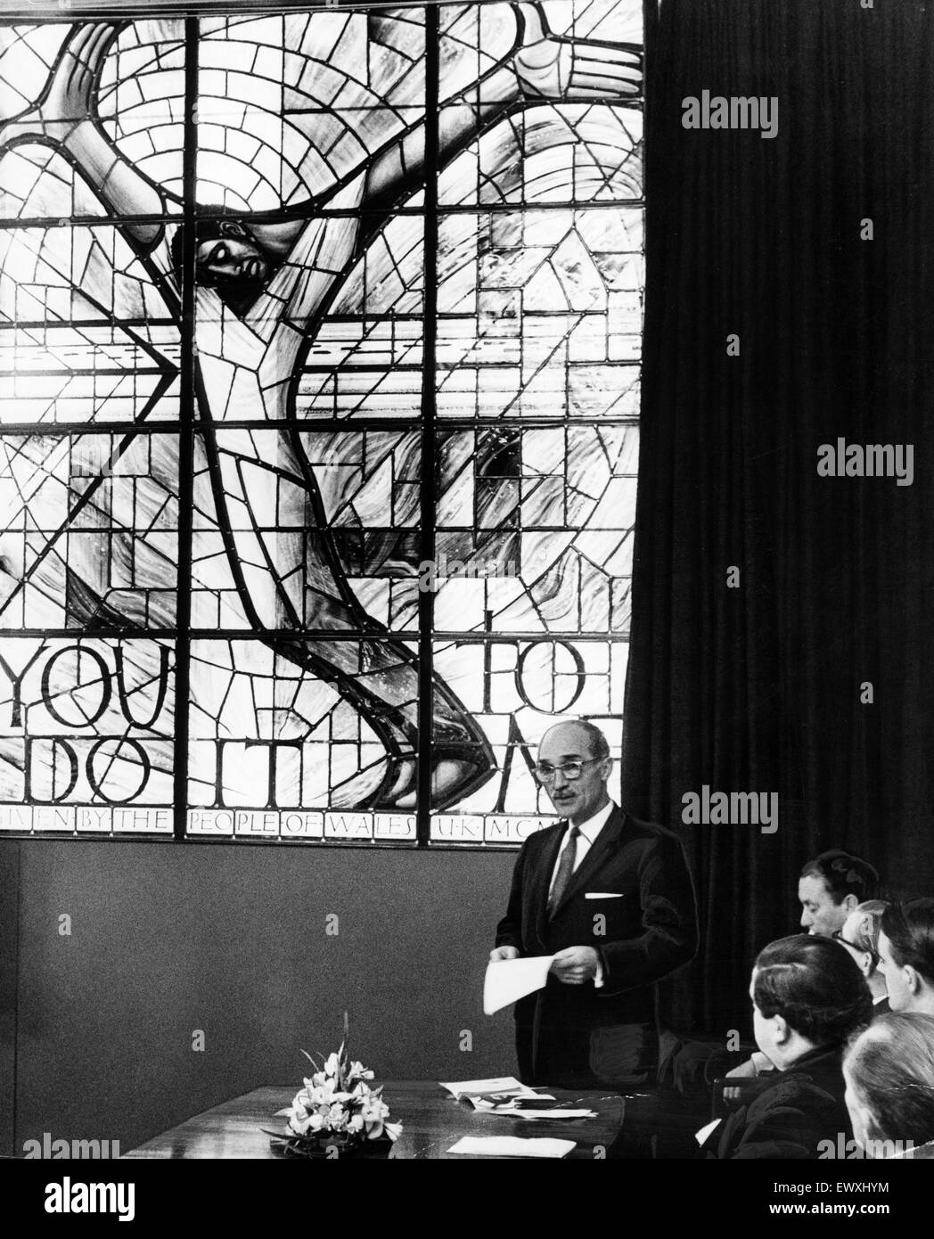 Le Pays de Galles pour New York, cérémonie de dévoilement, Thomson House, Cardiff, Pays de Galles, jeudi 4 février 1965. Dévoilé par le maire de la ville de Cardiff, l'échevin WJ Hartland JP. Le vitrail, conçu par John Petts, a été financé par des dons provenant de la Banque D'Images