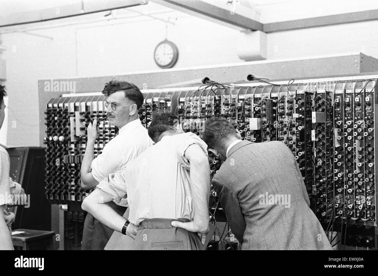 Daily Mirror Ruggles fonctionnalité sur le l'équipe au National Physical Laboratory, Teddington, développer le moteur de calcul automatique appelé le pilote ACE. Le pilote a couru son premier programme ACE le 10 mai 1950 et a été montré à la presse en décembre 20 01 Banque D'Images