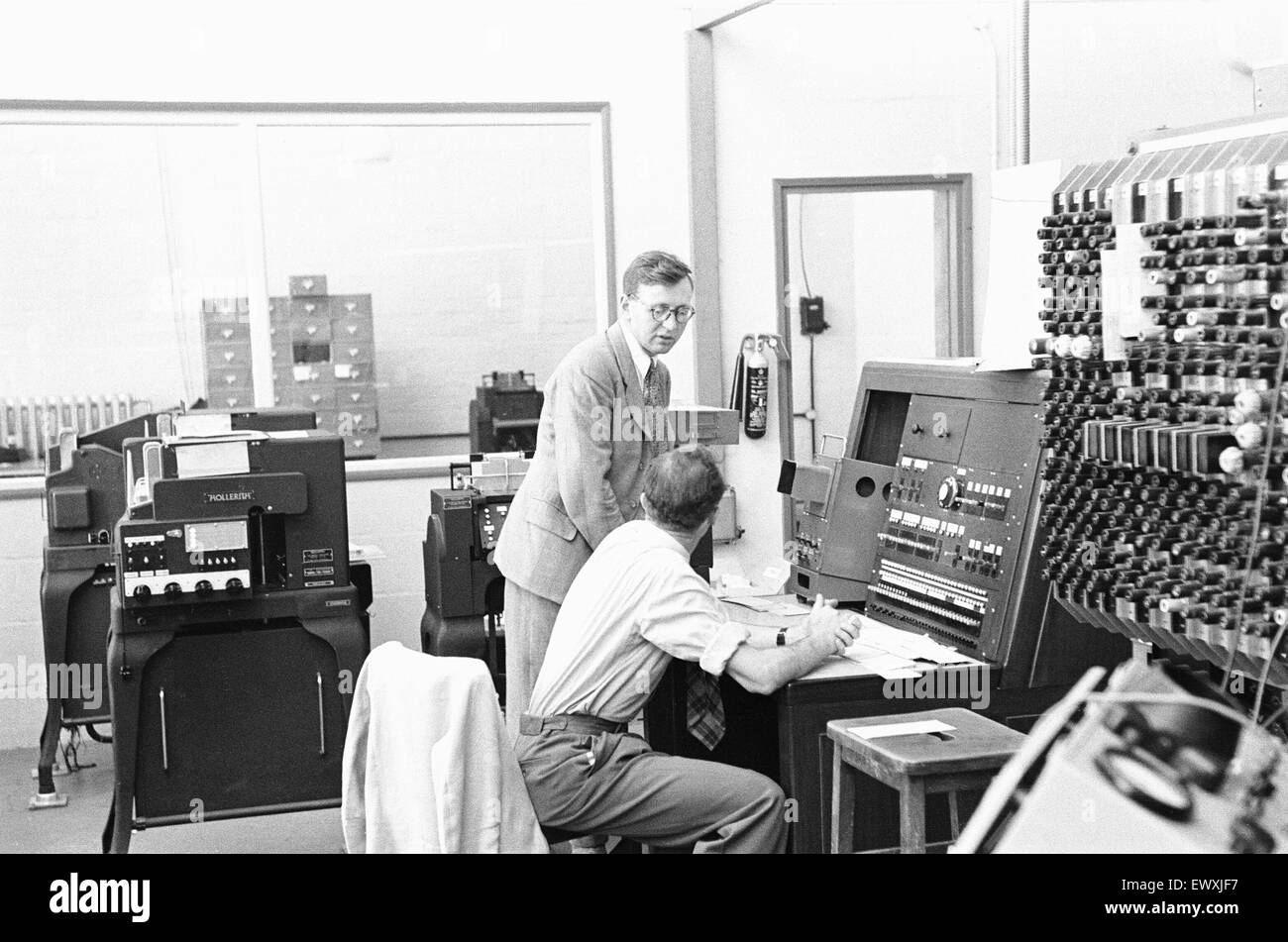 Daily Mirror Ruggles fonctionnalité sur le l'équipe au National Physical Laboratory, Teddington, développer le moteur de calcul automatique appelé le pilote ACE. Le pilote a couru son premier programme ACE le 10 mai 1950 et a été montré à la presse en décembre 20 01 Banque D'Images