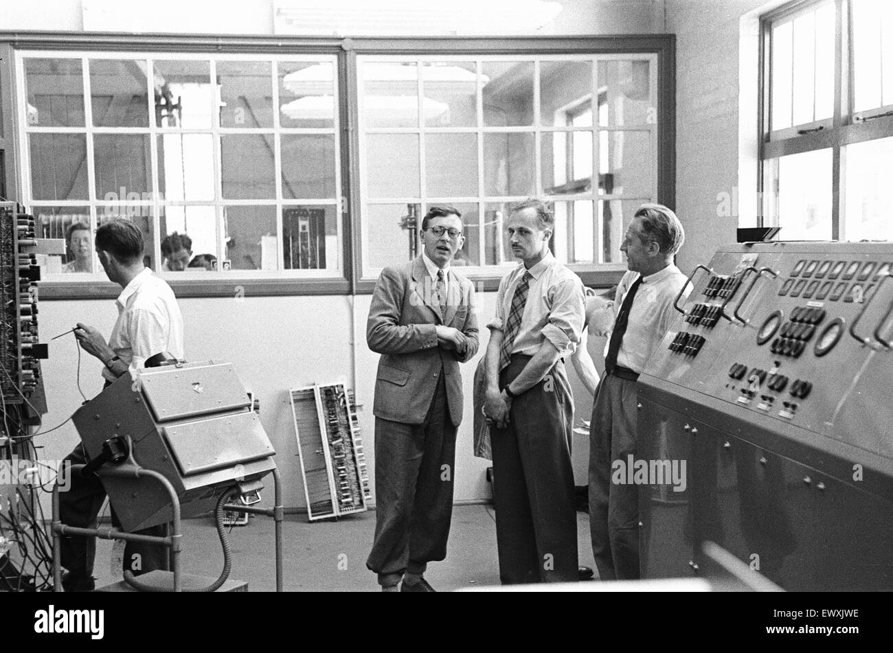 Daily Mirror Ruggles fonctionnalité sur le l'équipe au National Physical Laboratory, Teddington, développer le moteur de calcul automatique appelé le pilote ACE. Le pilote a couru son premier programme ACE le 10 mai 1950 et a été montré à la presse en décembre 20 01 Banque D'Images