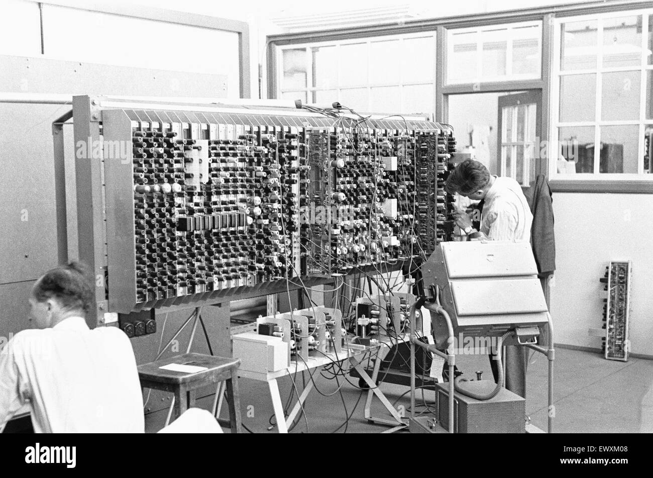 Daily Mirror Ruggles fonctionnalité sur le l'équipe au National Physical Laboratory, Teddington, développer le moteur de calcul automatique appelé le pilote ACE. Le pilote a couru son premier programme ACE le 10 mai 1950 et a été montré à la presse en décembre 20 01 Banque D'Images