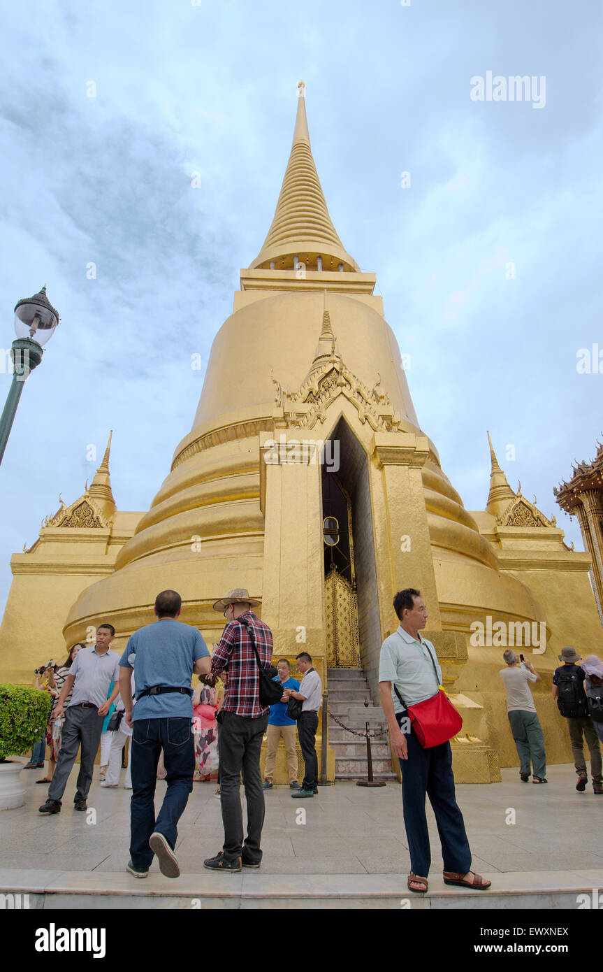 Phra Sri Rattana Chedi de style Sri-lankais de Wat Phra Kaew - Temple du Bouddha Émeraude Banque D'Images