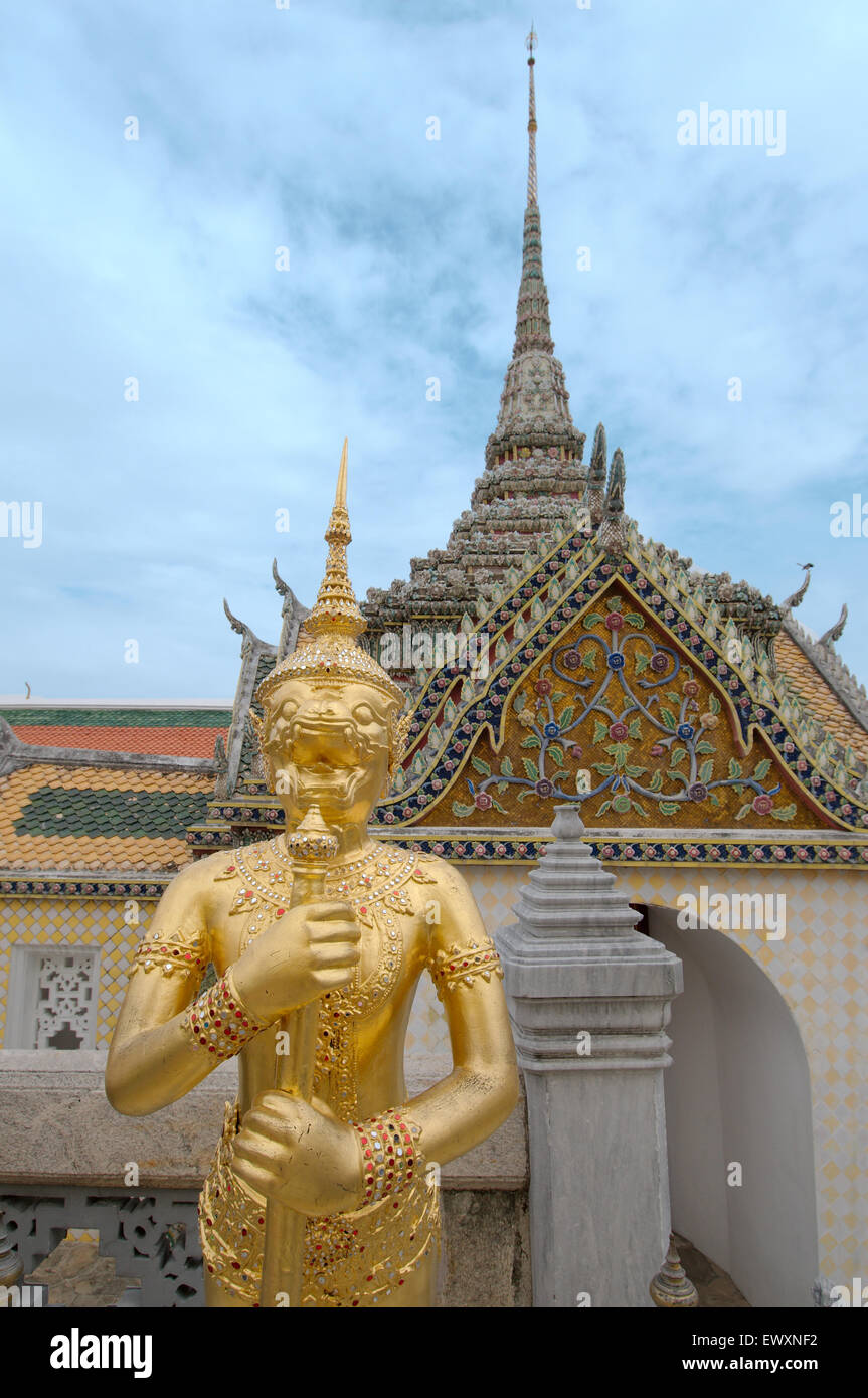 Kinare - créature mythologique, moitié oiseau, moitié homme de Wat Phra Keo ou Temple du Bouddha Émeraude Banque D'Images